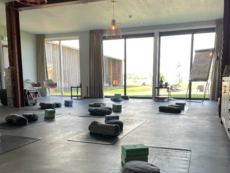 yogastudio in woonkamer Voshuys yoga retreat Yogastudio in woonkamer luxe landhuis het Voshuys