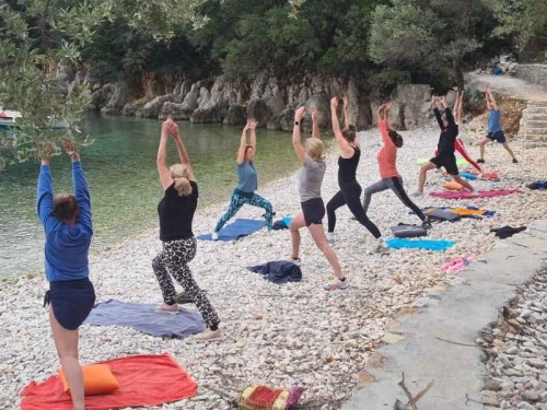 Kriger 1 houding tijdens yoga en zeilen retreat week