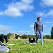 Yoga in de buitenlucht verblijf in prachtige natuurhutten in drenthe