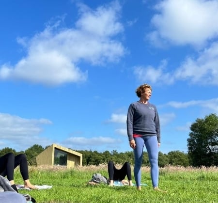 Yoga in de buitenlucht verblijf in prachtige natuurhutten in drenthe