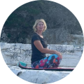 Sukhasana houding yoga en zeilen in Griekenland