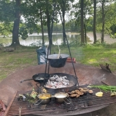 Koken op vuur diner tijdens yoga retreat dag in de natuur