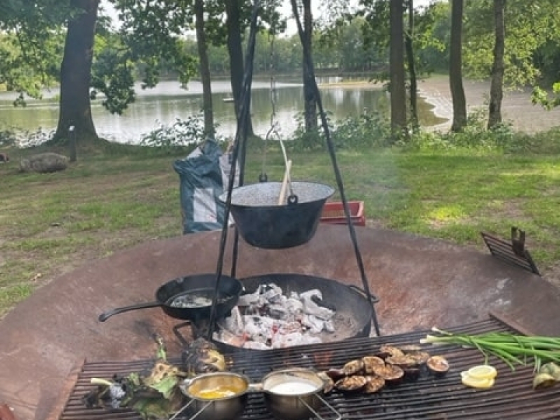 Koken op vuur diner tijdens yoga retreat dag in de natuur