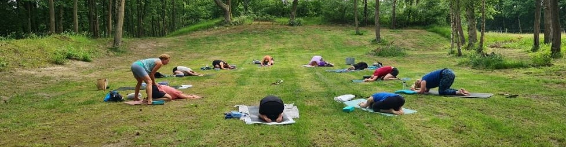 Child's pose tijdens yoga retreat in de natuur