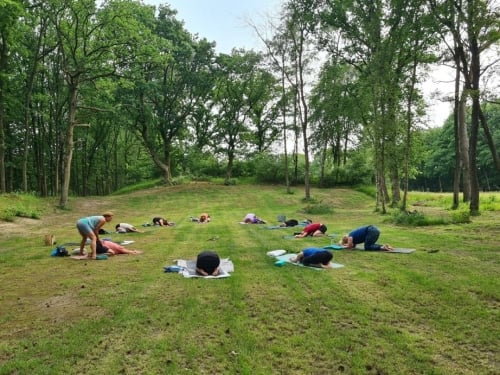 Child's pose tijdens yoga retreat in de natuur