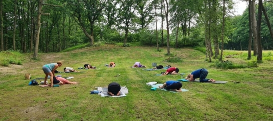 Child's pose tijdens yoga retreat in de natuur