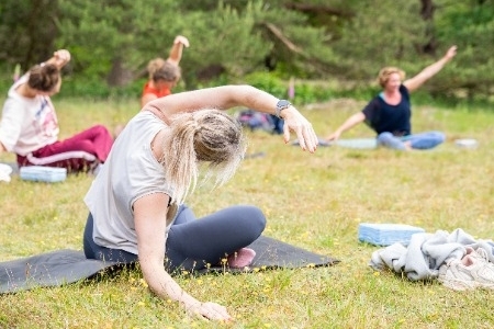 zijwaartse stretch vinyasa yoga in de Drentse natuur Yoga in de Drentse natuur