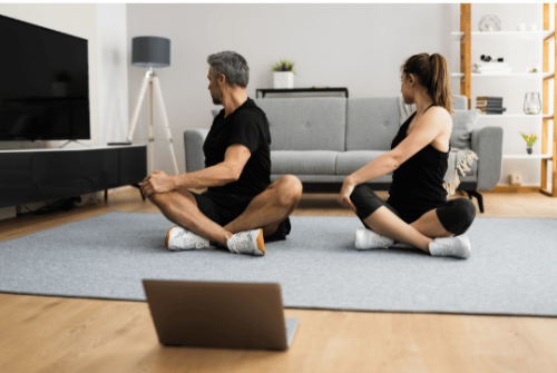Online vinyasa yoga onder fysiotherapeutische begeleiding