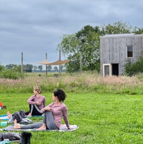 Zittende twist, yoga in de natuur retreat in Drenthe