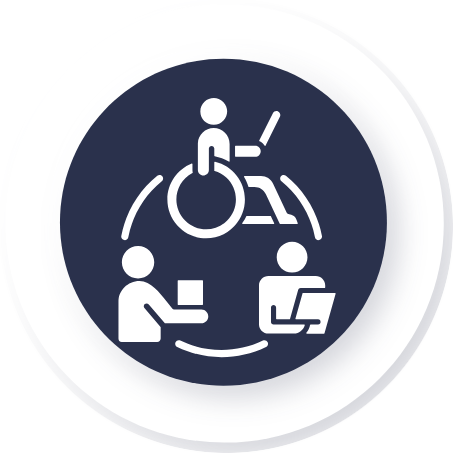 icoon voor Digitale toegankelijkheid met in een donkerblauw rond vlak afgebeeld een poppetje in een rolstoel, een poppetje die en document vasthoud en een poppetje achter een beeldscherm