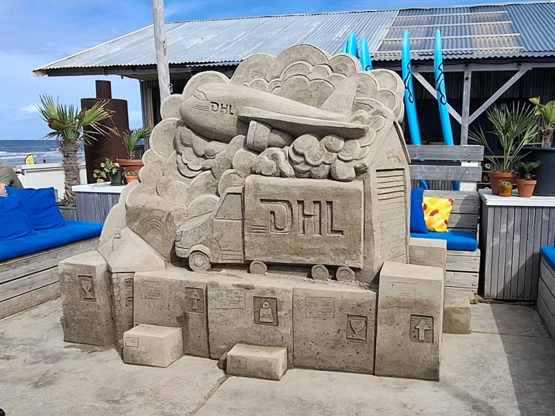 zandsculptuur voor DHL zandsculptuur groot dhl