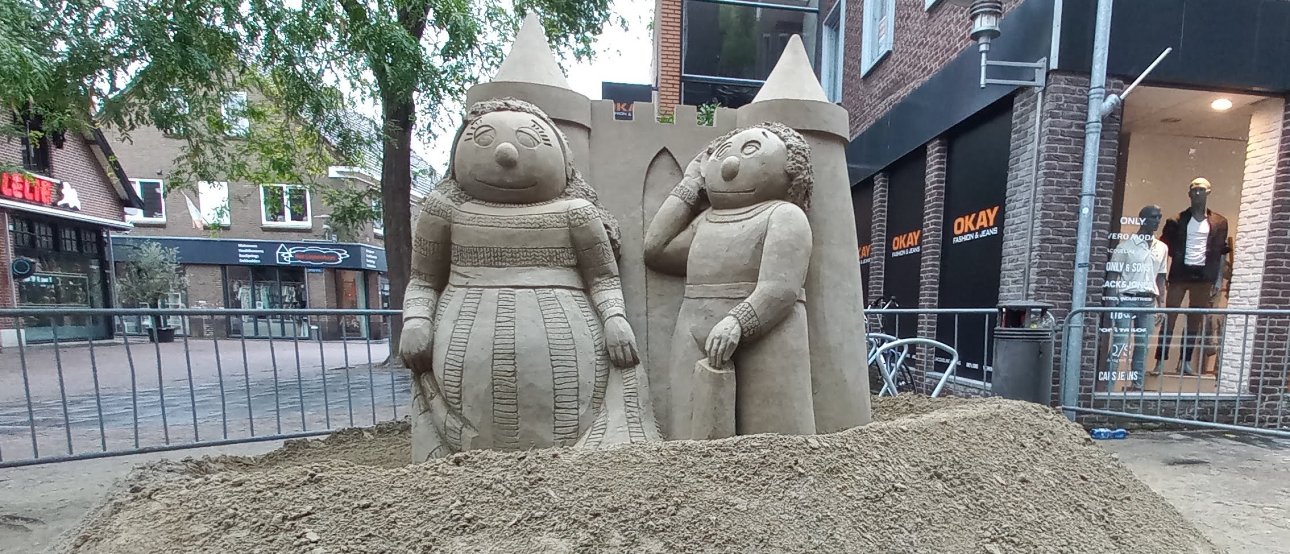 Het Zandsculptuur karakters nagemaakt van zand in hardenberg