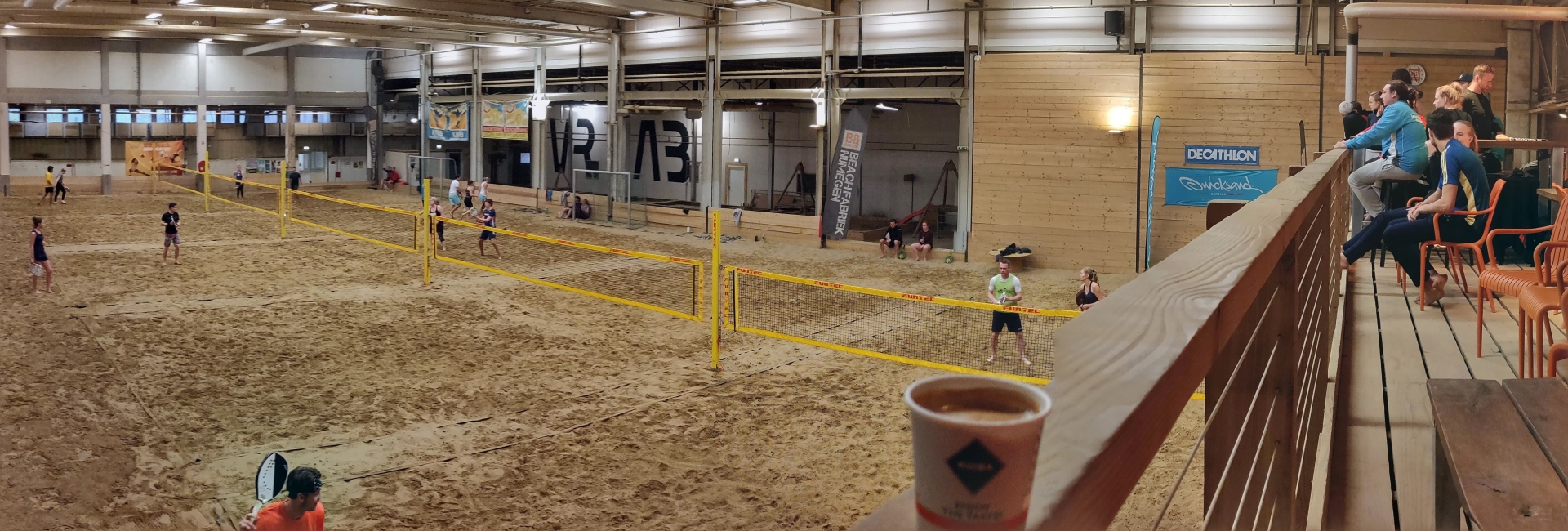 Beachfabriek Nijmegen voor indoor beachvolleybal, beachtennis, beachsoccer, footvolley, bubbelbal, teamuitjes, kinderfeestjes en sportieve bedrijfsevenementen