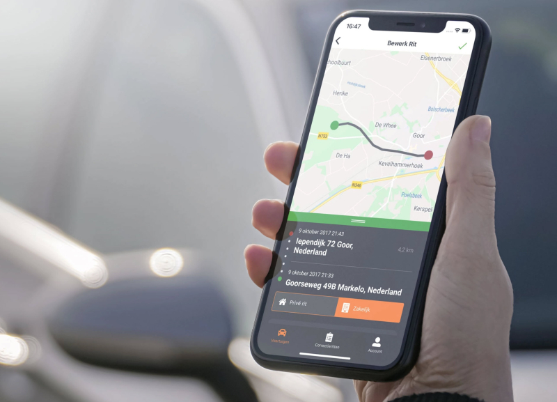 Rit classificeren als zakelijk of privé in een ritregistratie-app Zzp'er markeert een rit in de app voor rittenregistratie als zakelijk of privé