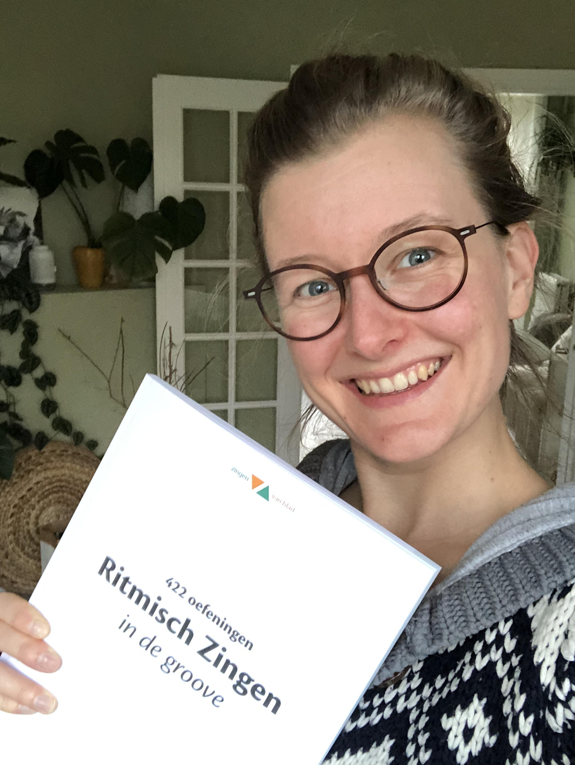 Hedi houdt het werkboek vast