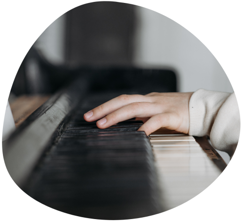 handen van een kind die piano speelt