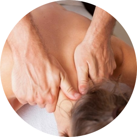 Afbeelding vrouw die een massage krijgt van haar nek