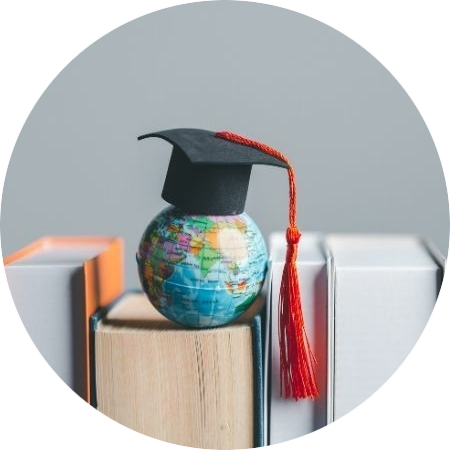 Afbeelding van wereldbol met studiehoed en studieboeken