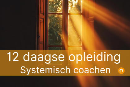 Afbeelding raam waar zonnestralen doorheen stralen