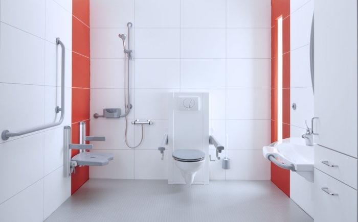 Alle hulpmiddelen op de juiste plaats in deze mindervalide badkamer