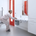 Deze zorg-wastafel is Elektrisch en handmatig in hoogte te verstellen