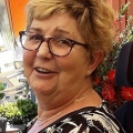 mevrouw bak over draaibaar toilet van Bano