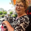 mevrouw bak over draaibaar toilet van Bano