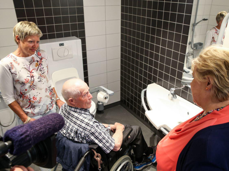 Veilig douchen voor ouderen door badkamer hulpmiddelen van Bano