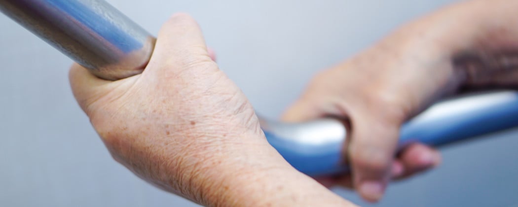 Waarom hulpmiddelen in de badkamer van groot belang zijn als zorgverlener