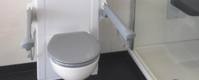 Verhoogd toilet? Dit sta-op toilet zorgt voor verlichting en zelfredzaamheid