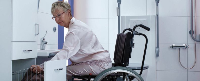 Zonder hindernissen met een rolstoel de badkamer in