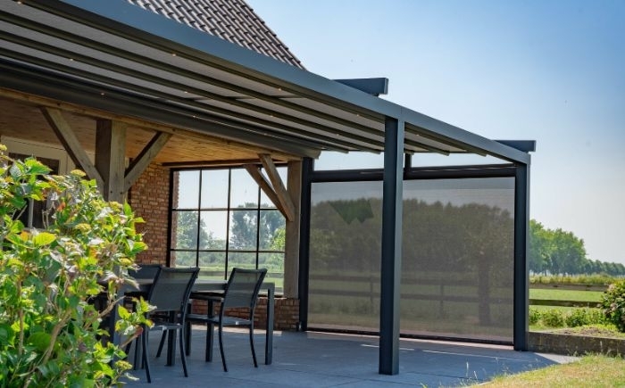 Aluminium pergola met zijwand voor extra beschutting ZSM Zonwering uit Gorinchem