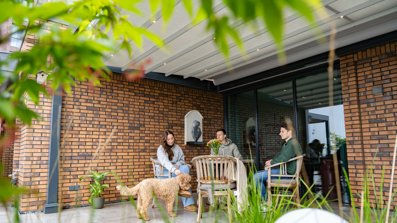 Pergola terrasoverkapping van ZSM Zonwering met oprolbaar doek, ideaal om comfortabel buiten te zitten en het buitenseizoen te verlengen