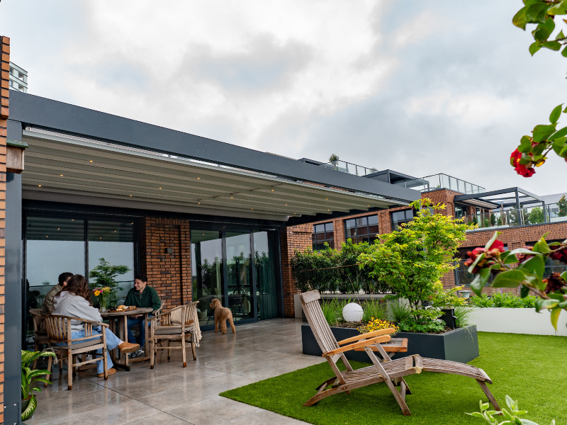Pergola | Samen genieten van het buitenleven | ZSM Zonwering Samen genieten van het buitenleven met een pergola van ZSM Zonwering