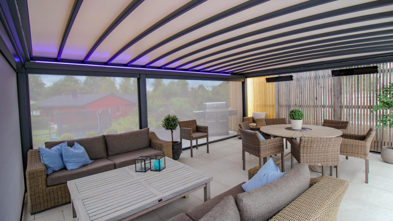 Moderne pergola terrasoverkapping met dichte wanden van ZSM Zonwering, ideaal voor bescherming tegen wind en regen en het verlengen van het buitenseizoen