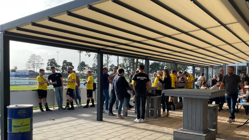 Moderne pergola terrasoverkapping van ZSM Zonwering met opvouwbaar doek, perfect voor zakelijke toepassingen zoals horeca, terrassen en bedrijfstuinen