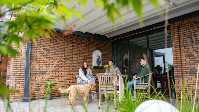 pergola-zonwering-schoonmaken-praktische-tips-voor-een-langere-levensduur
