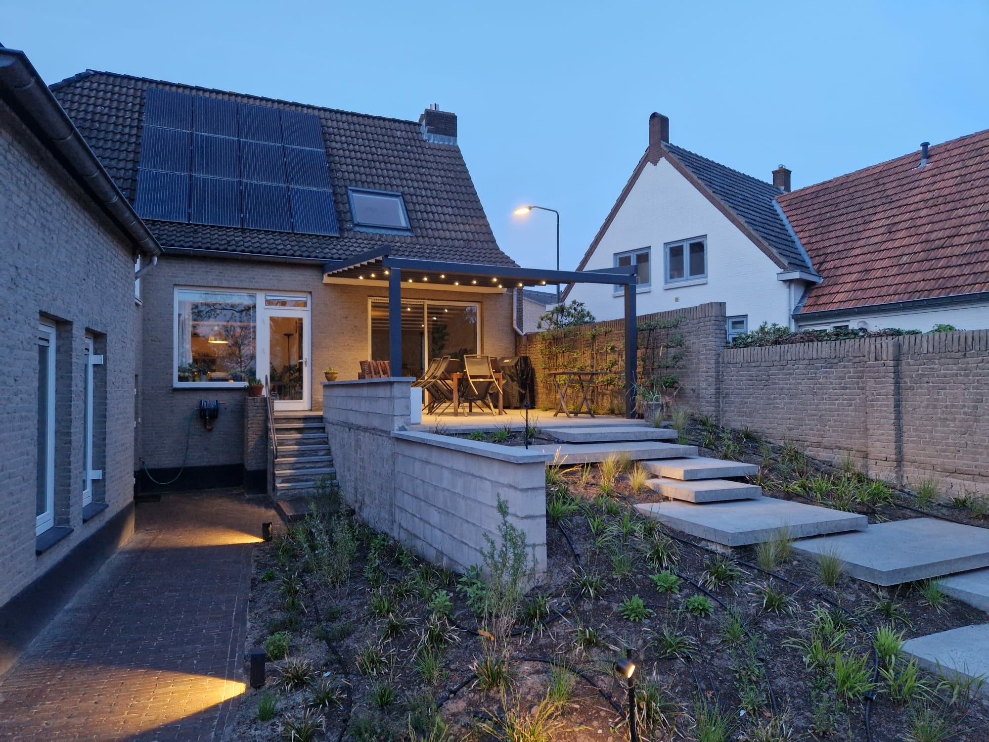 Pergola | Een plek om langer buiten te genieten | ZSM Zonwering Een plek om langer buiten te genieten met een pergola van ZSM Zonwering