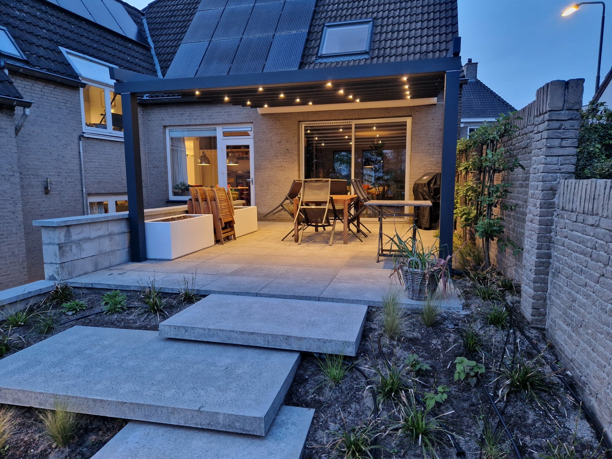 Pergola | Een plek om langer buiten te genieten | ZSM Zonwering Een plek om langer buiten te genieten met een pergola van ZSM Zonwering