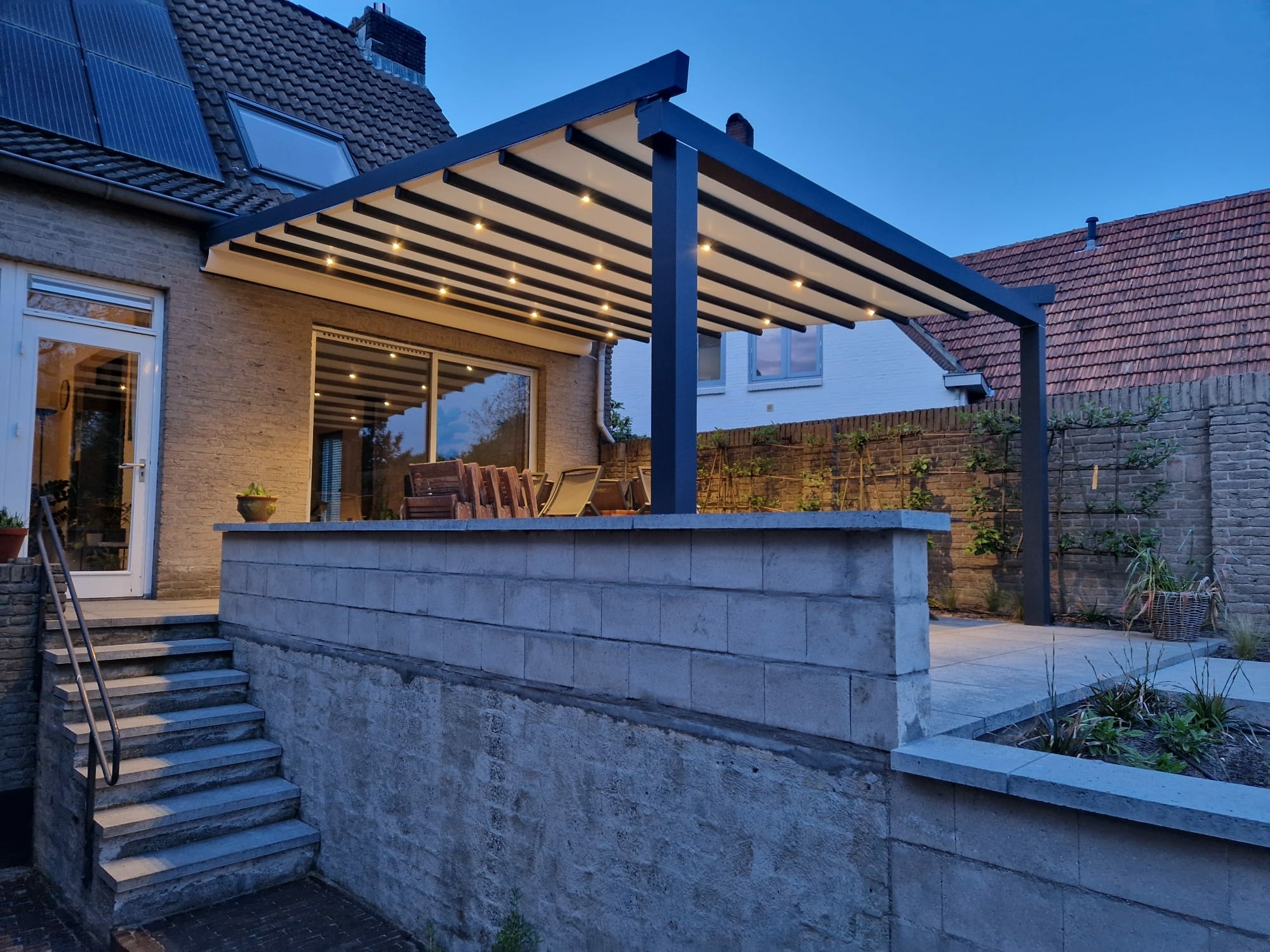 Pergola | Een plek om langer buiten te genieten | ZSM Zonwering Een plek om langer buiten te genieten met een pergola van ZSM Zonwering