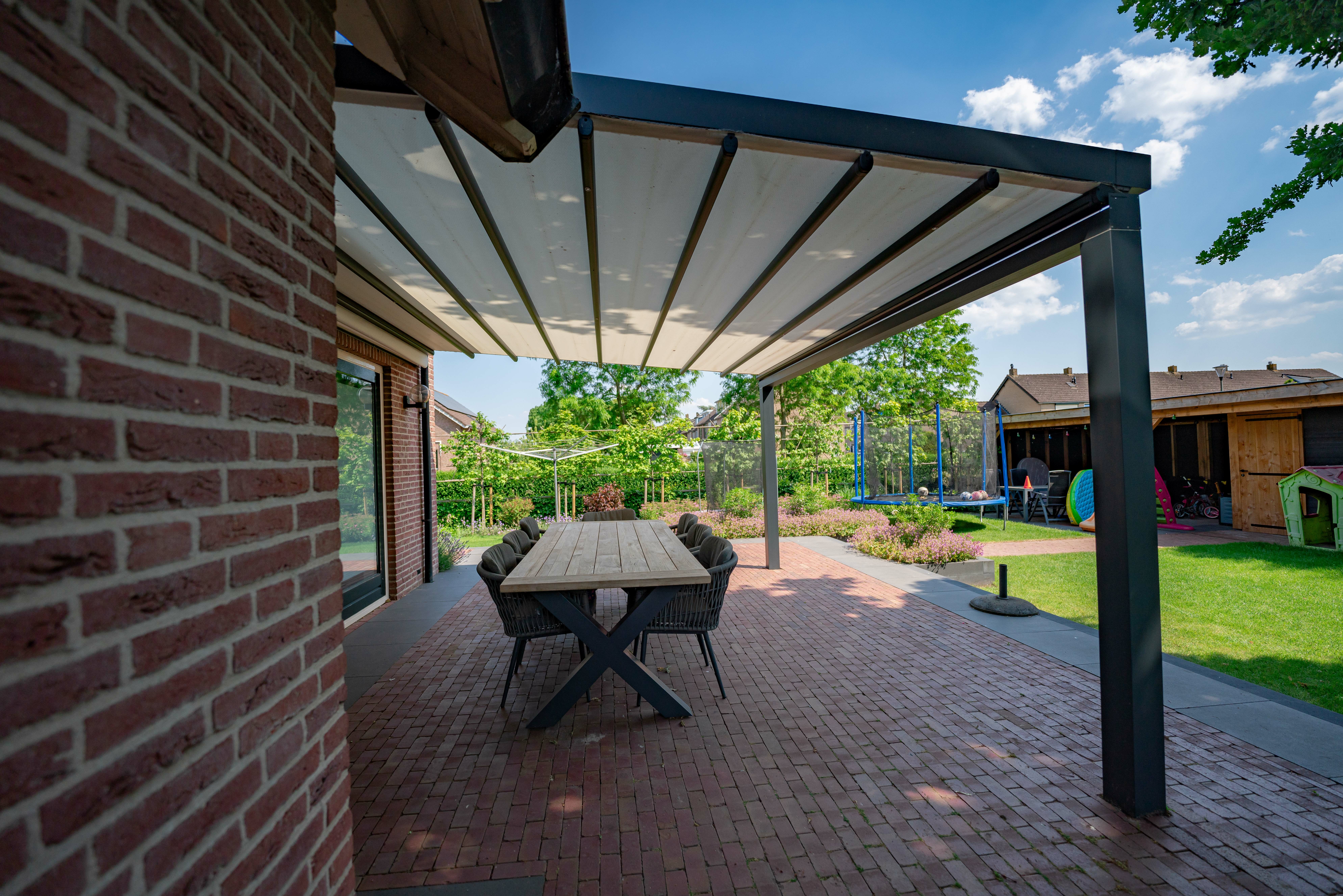 Pergola | Nog meer genieten van het buitenleven | ZSM Zonwering Nog meer genieten van het buitenleven met een pergola van ZSM Zonwering