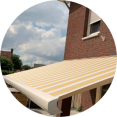 Terrasscherm Nice & Easy is een strakke knikarmzonwering met compacte uitstraling-zsm zonwering Bekijk de mogelijkheden met een terrasscherm Nice & Easy
