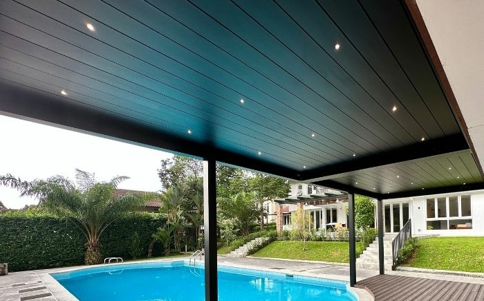 Installatie van een pergola met lamellendak door ZSM Zonwering, professioneel geplaatst voor optimale ventilatie en comfort