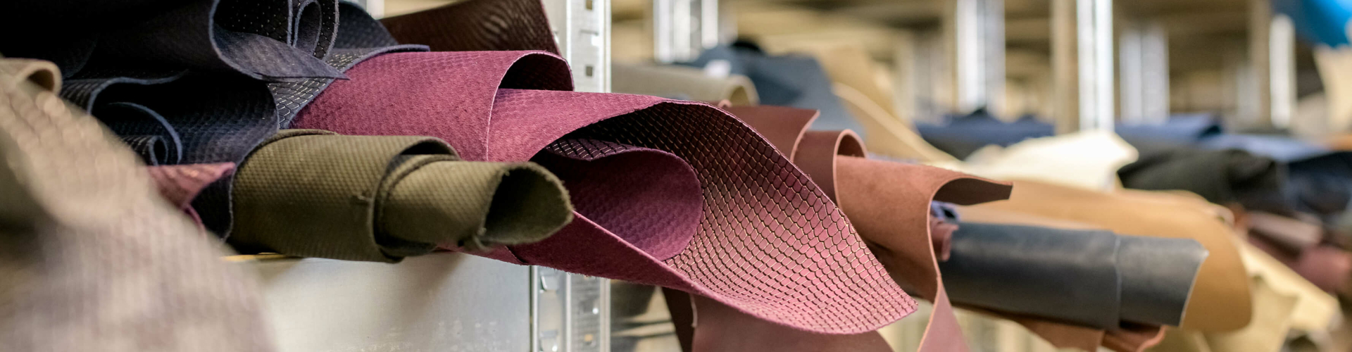 leer-en-schoenenstof-in-schappen