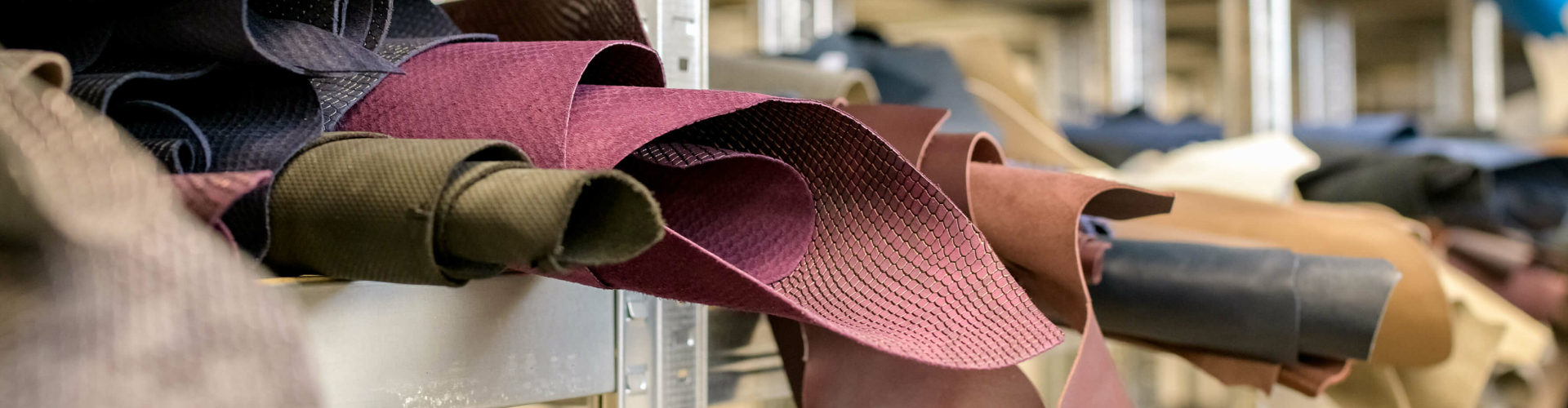 leer-en-schoenenstof-in-schappen