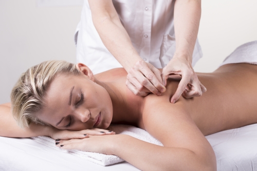 Vrouw geniet van ontspannende acupunctuurbehandeling Weer lekker in je vel door een ontspannende acupunctuurbehandeling