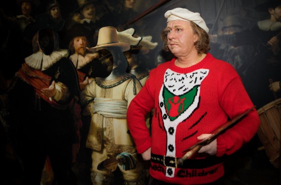 Rembrandt van Rijn in Madame Tussauds Amsterdam met een Foute Kersttrui aan