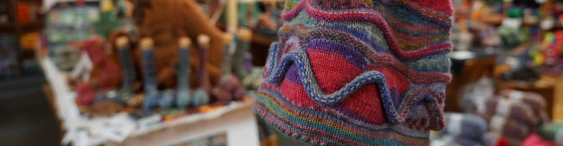 Breien en haken in de wolwinkel Gebreide muts in wolwinkel