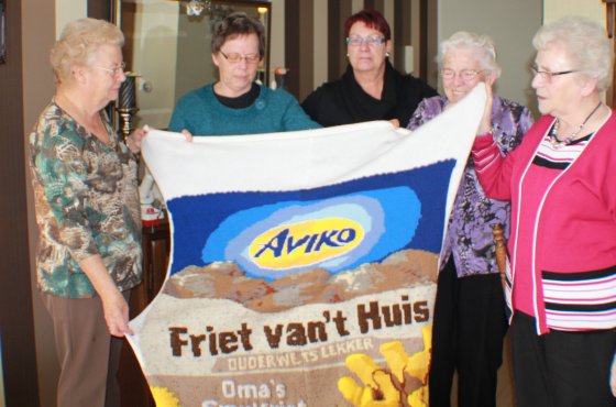 Een gebreide Abri poster van Aviko met breisters Een gebreide Abri poster van Aviko met breisters