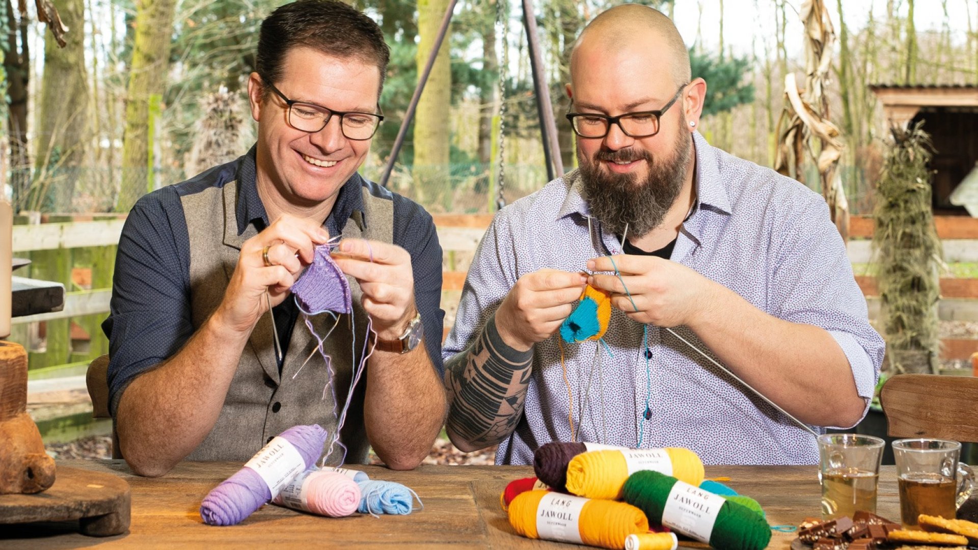 Dendennis en Mr. Knitbear aan het breien aan de sokken uit het boek vrolijke sokken breien Dendennis en Mr. Knitbear aan het breien aan de sokken uit het boek vrolijke sokken breien